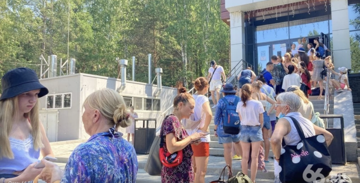 В спа-комплексах Екатеринбурга — давка и очереди. Люди падают в обморок